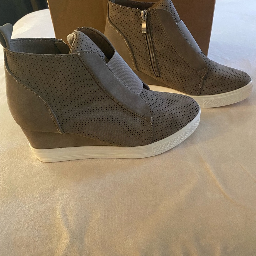 CCOCCI Gray Wedge Shoes with Stylish Design
